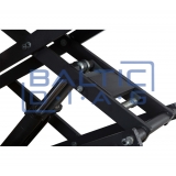 The double scissor lift is 3000 kg mounted on the floor