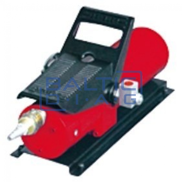 Pneumatic/hydraulic pump, foot operating mechanism
