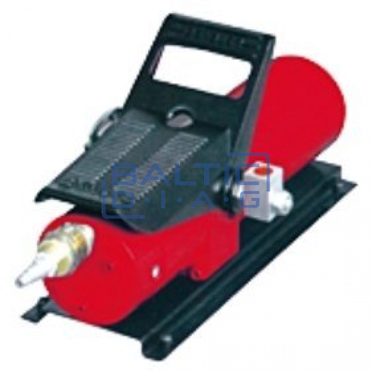 Pneumatic/hydraulic pump, foot operating mechanism