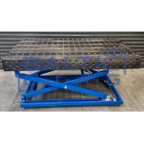Welding table with hydraulic table top lifting system