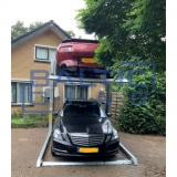 Dviejų kolonų parkingo keltuvas grindiniam šildymui