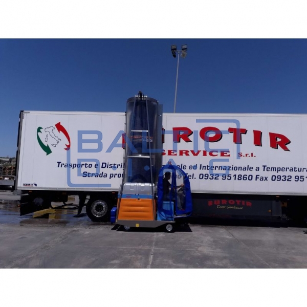 Self-propelled battery-powered bus and truck washing machine Speedy Wash PONY LX
