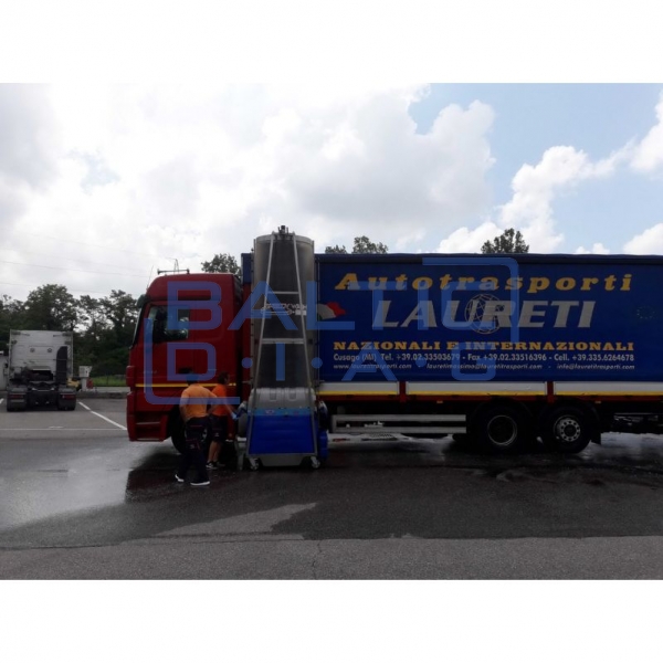 Self-propelled battery-powered bus and truck washing machine SW 626 LX