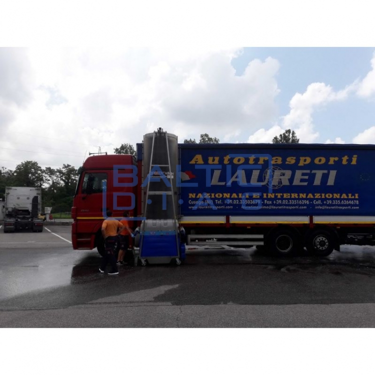 Self-propelled battery-powered bus and truck washing machine SW 626 LX