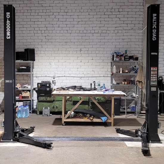 Dviejų kolonų keltuvas su mechaniniu letenų fiksavimu ir 2 + 3 pakopų letenomis, 4T BD-4000M3