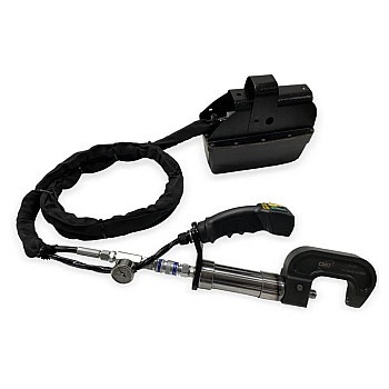 8-тонный заклёпочный станок с небольшим C-образным стальным корпусом, пультом дистанционного управления и универсальным набором матриц