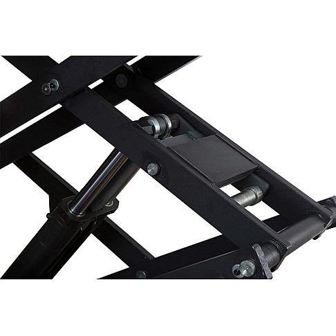 The double scissor lift is 3000 kg mounted on the floor