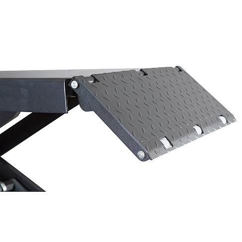 The double scissor lift is 3000 kg mounted on the floor