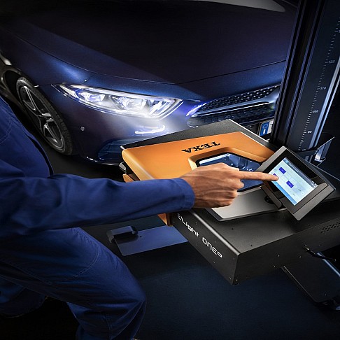 Electronic Headlight Adjustment Stand eLight ONED, with a rotating screen