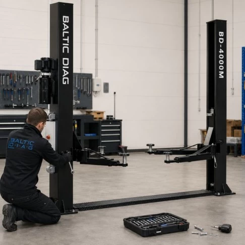 Dviejų kolonų keltuvo su sujungimu per apačią ir mechaniniu fiksavimu 4 tonų montavimas su medžiagomis
