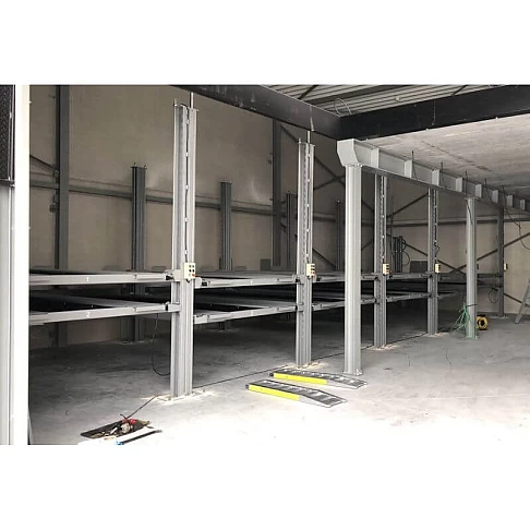 Четырёхстоечный парковочный подъёмник на три автомобиля