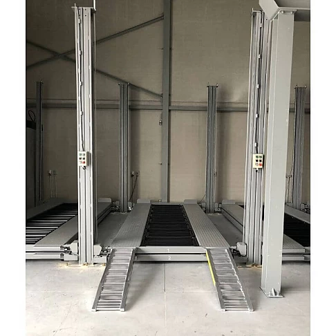 Четырёхстоечный парковочный подъёмник на три автомобиля