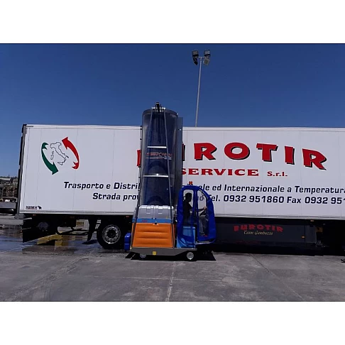 Self-propelled battery-powered bus and truck washing machine Speedy Wash PONY LX