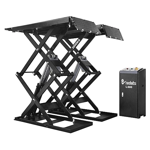 The double scissor lift is 3000 kg mounted on the floor
